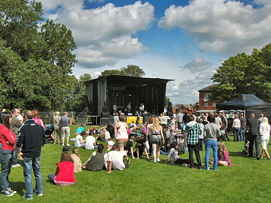 Houghton Weavers delight crowds at Howfenfest Community & Music Festival